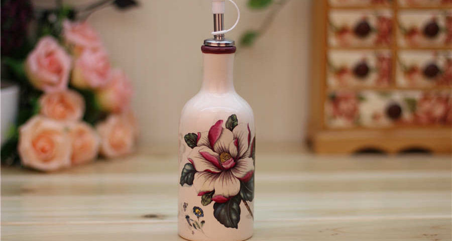 Magnolia Smilling ceramic oil bottle